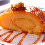 Frango assado no churrasco com receita de molho caseiro
