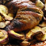 Frango assado no churrasco com receita de molho caseiro