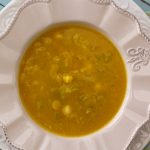 Massa com cogumelos, espargos e pinhões