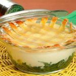 TRAVESSA DE BACALHAU COM COUVE E CEBOLADA