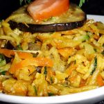 Frigideira de arroz com salsicha